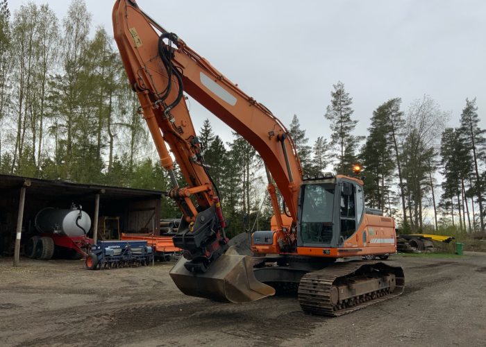 Doosan DX 255LC ekskavaatori AdBlue eemaldamine.