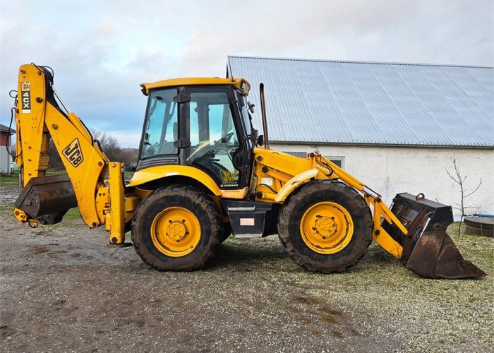 JCB 4CX traktor laaduri DPF ja EGR klapi eemaldamine.